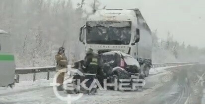 Легковушка влетела в фуру на федеральной трассе в Приамурье видео