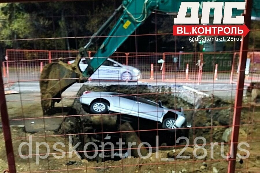 Авто залетело в перекоп в Благовещенске где велись работы видео