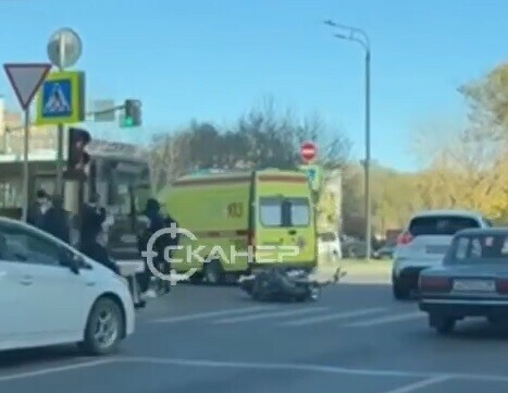 В центре Благовещенска произошло ДТП с мотоциклом видео