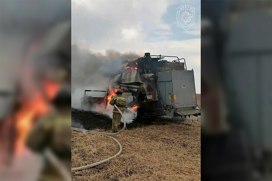 Сельскохозяйственный комбайн загорелся в амурском селе