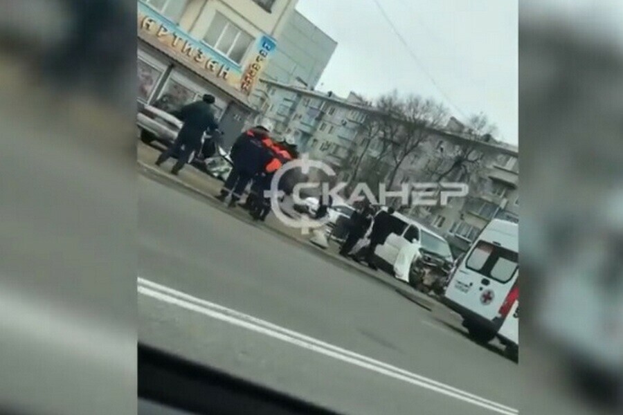 В Благовещенске произошло серьезное ДТП с тремя машинами видео