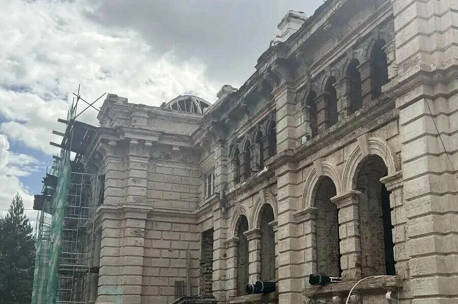 Продолжается бережная реставрация исторического здания в центре Благовещенска