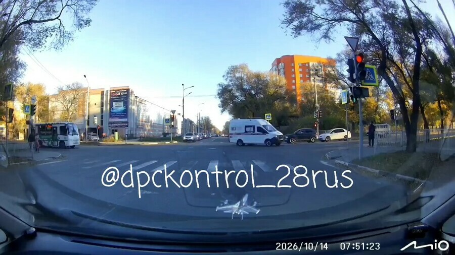 Благовещенец попал в ДТП пропуская скорую видео