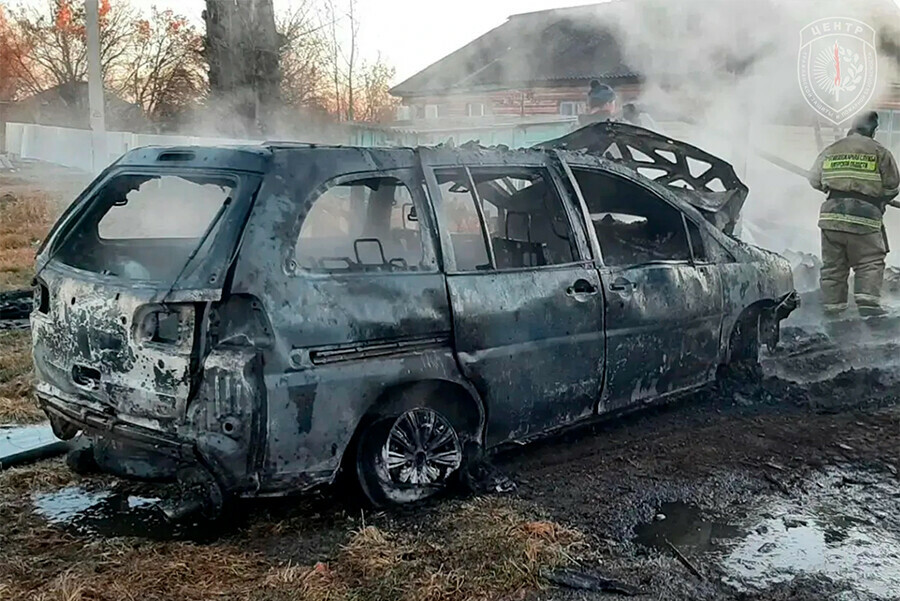 В Амурской области спасли от огня  дом но полностью сгорела  машина фото