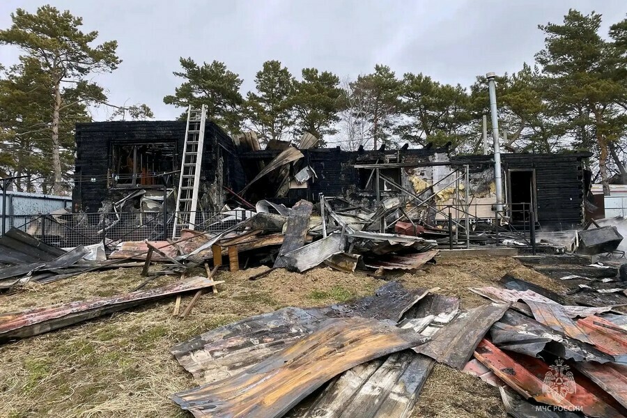 В Благовещенском округе при пожаре почти полностью выгорел дом фото