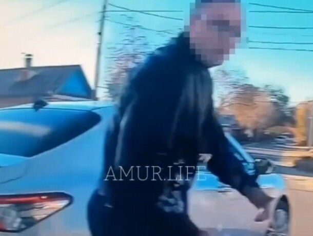 Ему не понравилось что его обогнали в Благовещенске водитель Camry решил наказать другого водителя прямо на дороге видео 