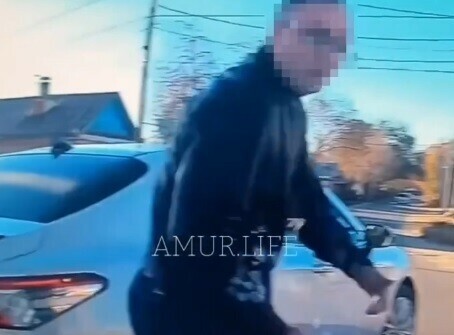 Ему не понравилось что его обогнали в Благовещенске водитель Camry решил наказать другого водителя прямо на дороге видео 