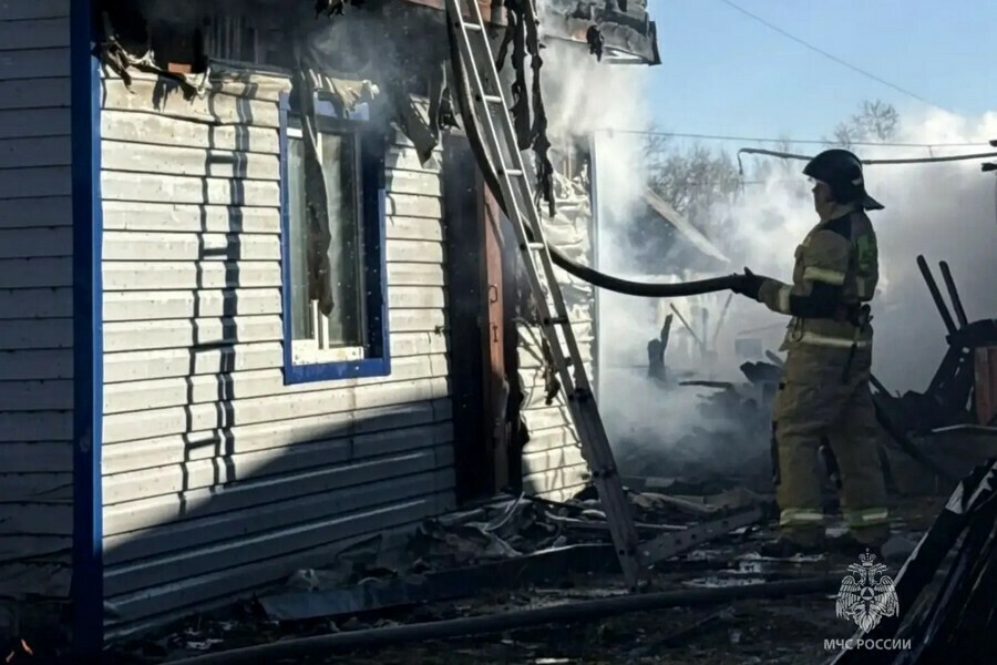 Крупный пожар в частном доме тушили в Приамурье фото