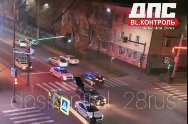 В Благовещенске юный водитель устроил погоню с полицией и проехал на красный шесть раз видео 