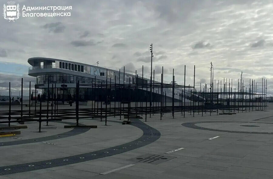 Новогоднюю тюбинговую горку монтируют на площади Благовещенска Когда разрешат кататься