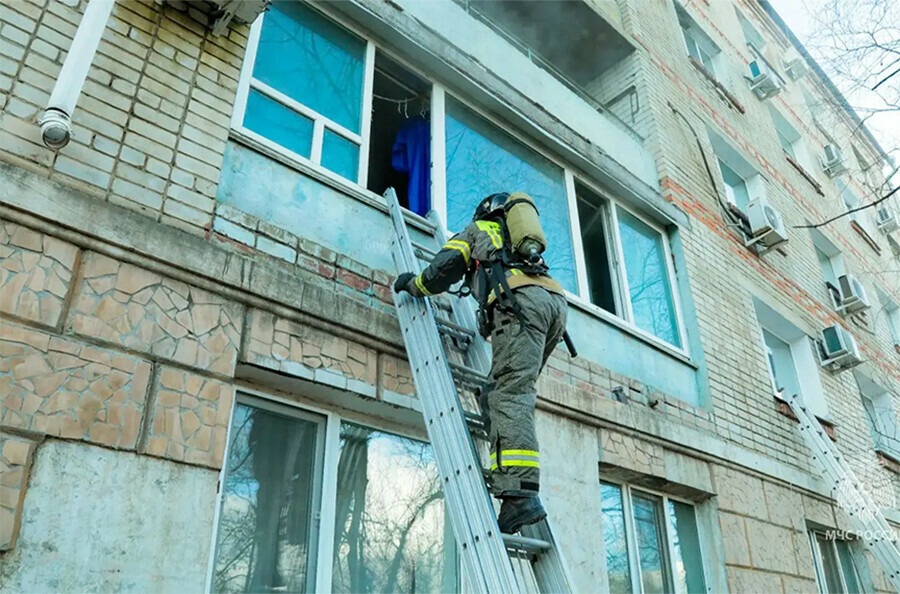 Жильцов с детьми спасали из горящего дома в Благовещенске фото видео