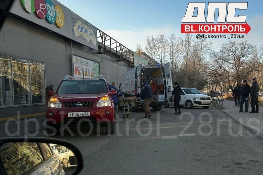 На парковке супермаркета в Благовещенске сбили человека 