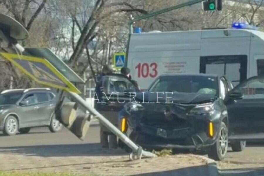 Кроссовер влетел в столб в центре Благовещенска видео