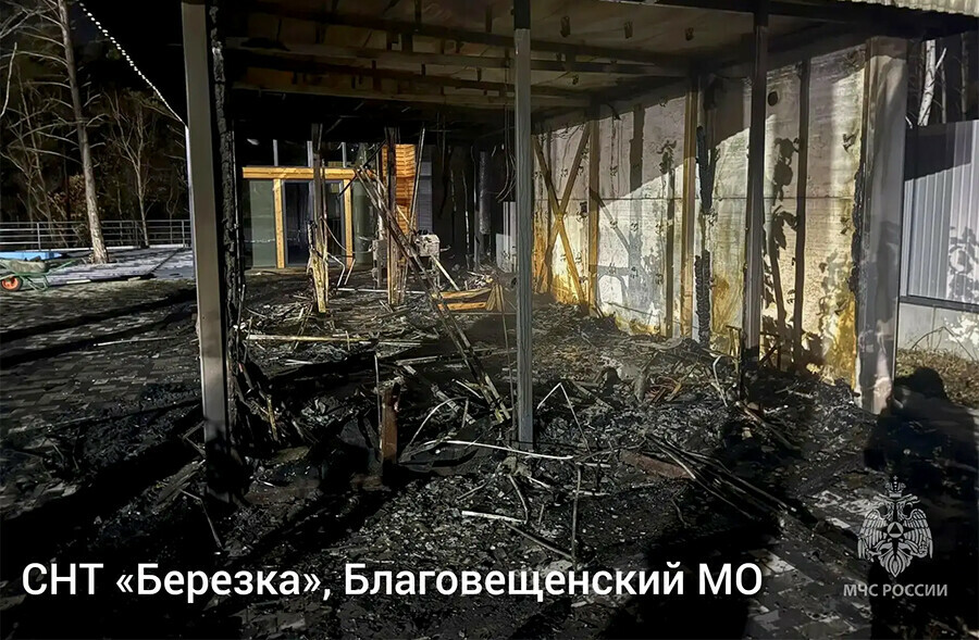В садах Благовещенского округа загорелась беседка фото