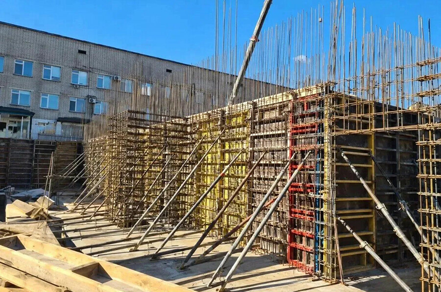 Больницу в Белогорске строят 35 рабочих и 4 единицы техники