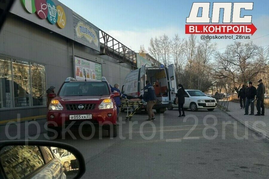 Стали известны подробности ДТП в котором на парковке супермаркета в Благовещенске сбили человека