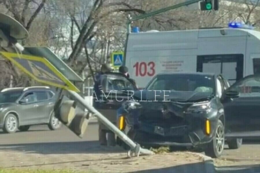 Госавтоинспекция прокомментировала ДТП где в центре Благовещенска водитель кроссовера почти снес знак 