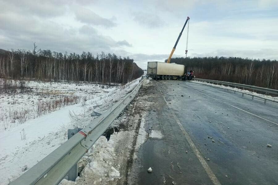Две фуры в Приамурье попали в жуткое ДТП оба водителя погибли фото