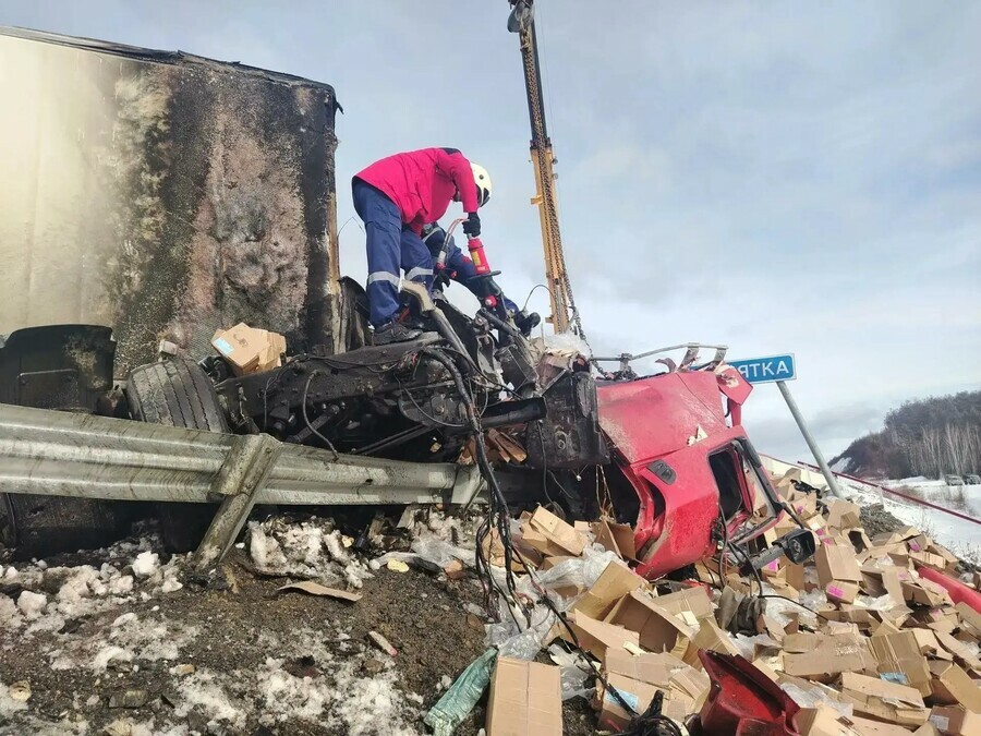 Стали известны некоторые подробности смертельного ДТП с двумя фурами в Приамурье на месте работали спасатели фото