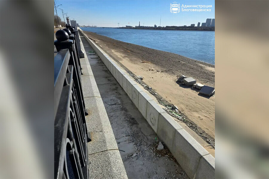Восстановлен повреждённый баржей участок набережной Амура в Благовещенске