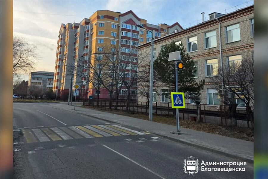 В Благовещенске около школы в районе КПП установили мигающий светофор