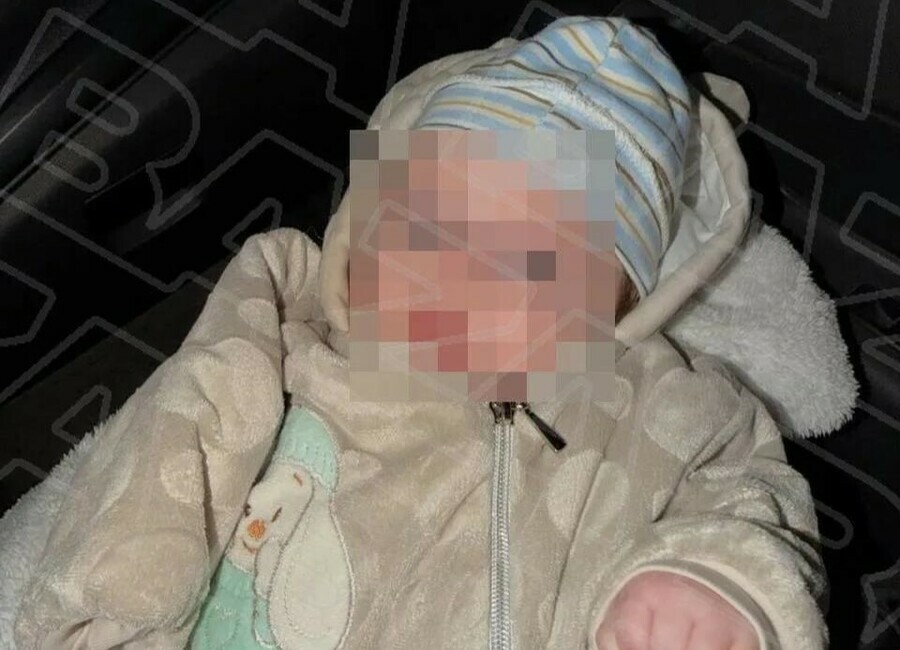 Двухмесячную девочку оставили на свалке вместе с бутылочкой и подгузниками