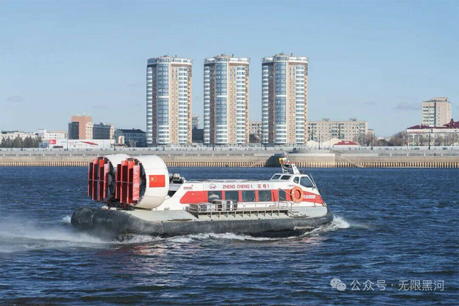 Первые китайские туристы переправились на СВП через Амур за 2 минуты фото