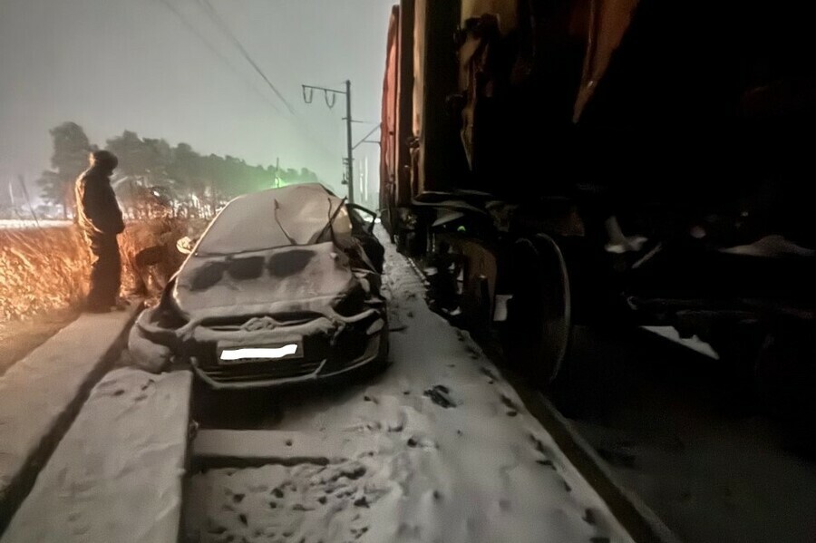 Легковой автомобиль столкнулся с поездом в Амурской области