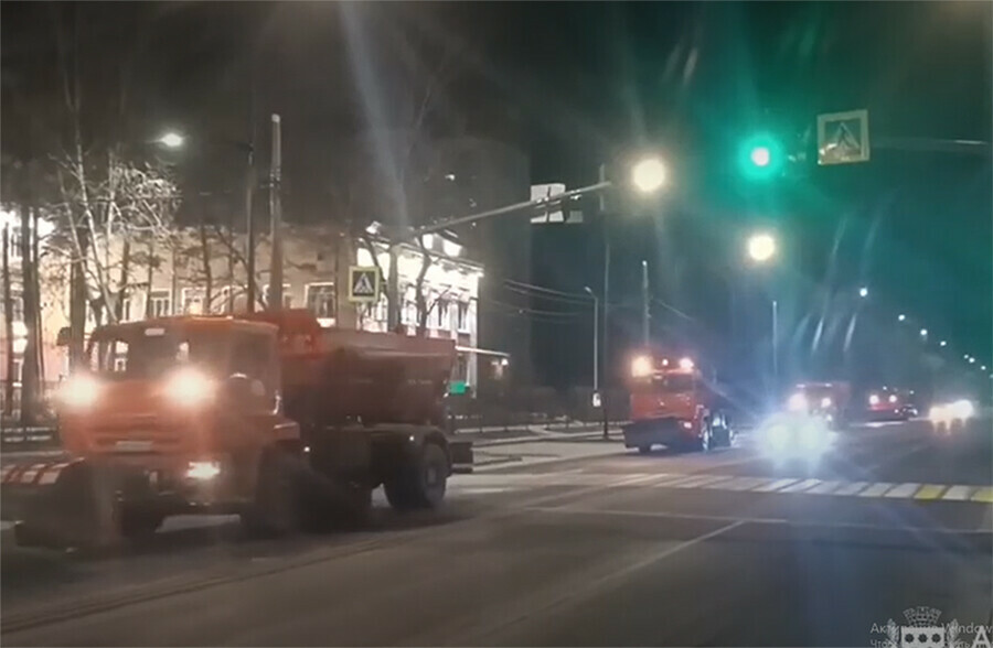 Ночью Благовещенск очищали от снега видео