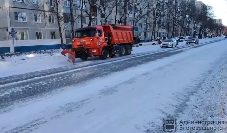 Почти половину месячной нормы осадков высыпал циклон на Благовещенск Как убирают город видео 