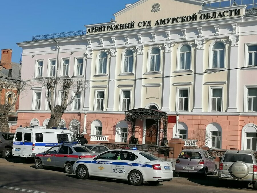 Около Арбитражного суда в Благовещенске обнаружили подозрительный предмет Вызывали кинолога и взрывотехника фото