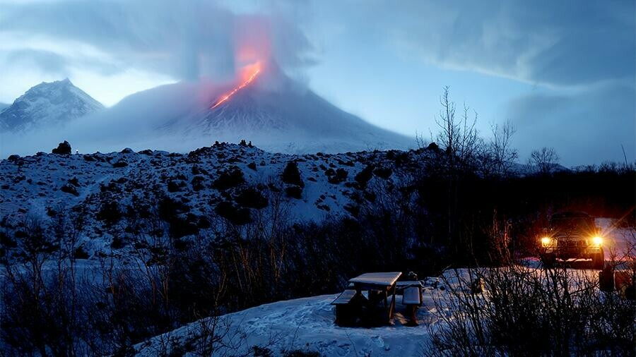 На Камчатке разбушевался вулкан Ключевской лава рвется к Тихому океану видео