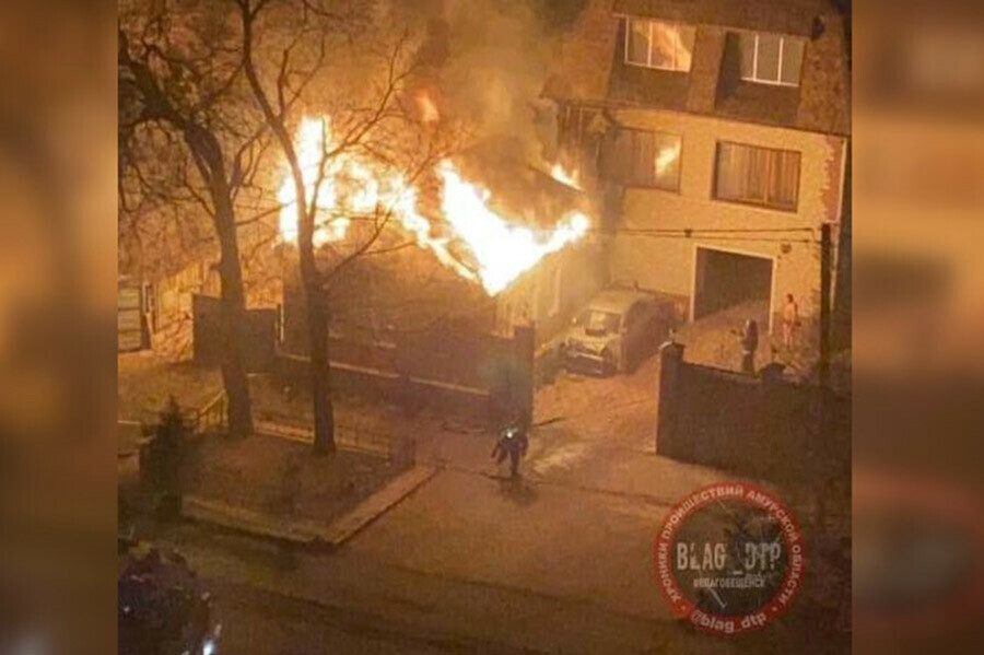 Ночной пожар в Благовещенске тушили 24 пожарных