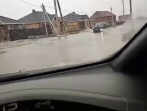 В Чигирях изза потепления по одной из улиц потекли потоки воды видео