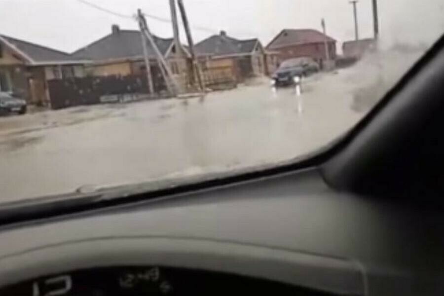 В Чигирях изза потепления по одной из улиц потекли потоки воды видео