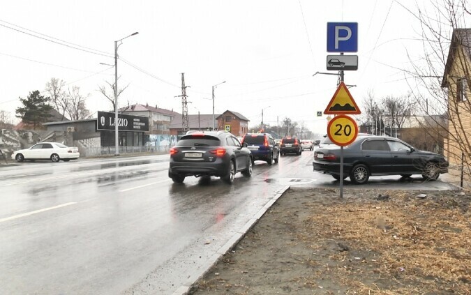 В Благовещенске на недавно отремонтированной улице Театральной просела часть дороги