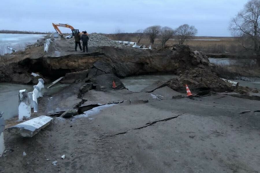 В Приамурье провал на дороге Ивановка  Варваровка полностью разрушил дорогу фото видео