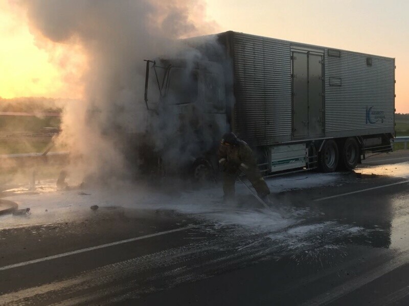В Амурской области на дороге загорелся грузовик