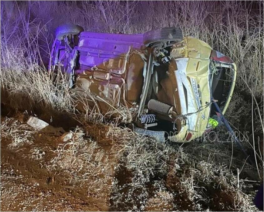 В Благовещенске такси вылетело с трассы и перевернулось