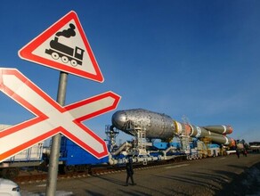 На низком старте на космодроме Восточный ракету и 36 британских космических спутников установили в стартовую систему фото видео