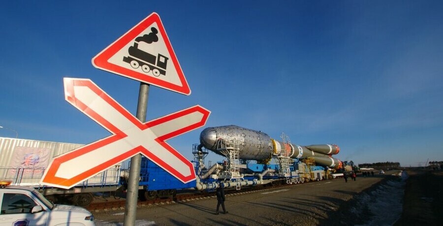 На низком старте на космодроме Восточный ракету и 36 британских космических спутников установили в стартовую систему фото видео