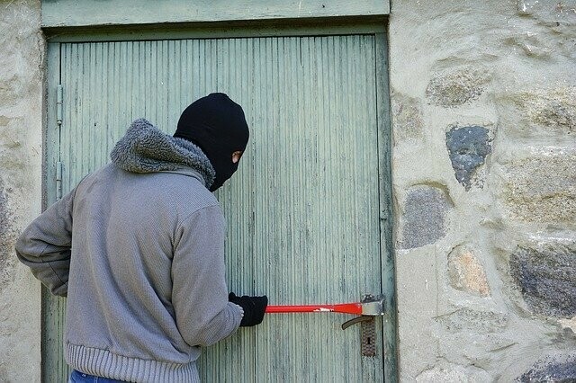 Благовещенцы срезали провода в частном доме и украли электроплиту 